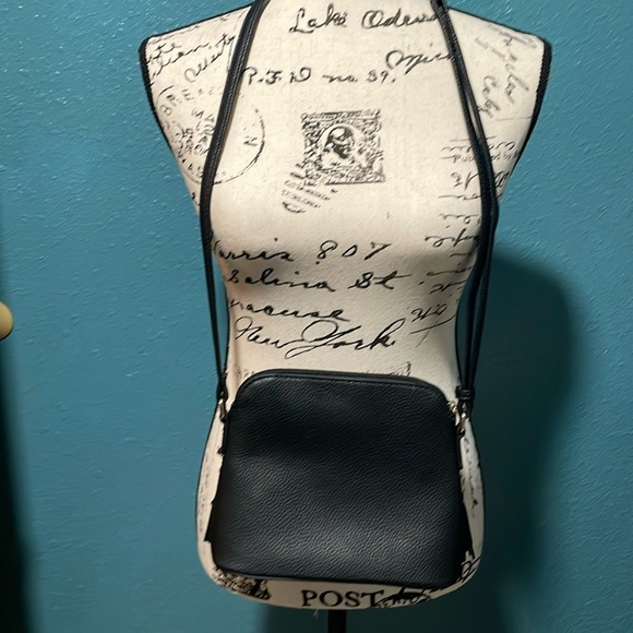 NWOT Small crossbody pebbled leather, front zippered pocket, fringed zipper pull - Picture 6 of 10